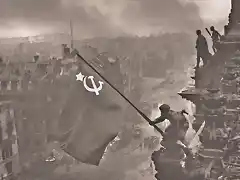 Momento en que un soldado sovitico cuelga la bandera de la URSS en el Reichstag alemn.