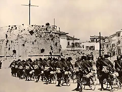 Tropas italianas entran en la ciudad albanesa de Drres. Abril de 1939. La conquista de Albania fue llevada a cabo en abril de 1939. Albania fue aadida al Imperio Italiano y su rey forzado al exilio.