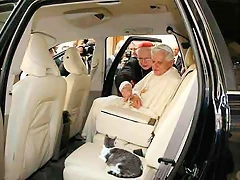 BENEDICTO XVI CON SU GATO CAMINO DE CASTELGONDOLFO