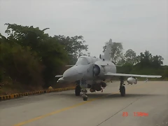 Kfir CE con tanques y Mk-82