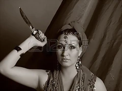 11964704-disparo-de-una-mujer-oriental-en-un-traje-tradicional 11964704-disparo-de-una-mujer-oriental-en-un-traje-tradicional