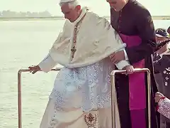 BENEDICTO XVI MUCETA BLANCA