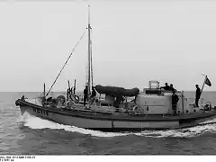 Bundesarchiv_Bild_101II-MW-2105-23,_Hafenschutzboot_HS_114[1]