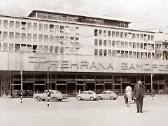 Ljubljana -   Prehrana Supermarkt. Das ist bekannte mystische Foto aus dem Jahr 1961. Es hei?t, der Herr auf dem Foto sei ein Zeitreisender, da er eigentlich auf einem Handy spricht, 1961