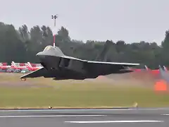 Vuelo rasante de un F-22 Raptor