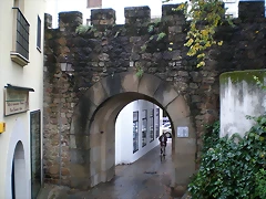 800px-Puerta_Clavero_Plasencia 800px-Puerta_Clavero_Plasencia