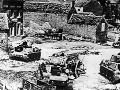 Carros Hotchkiss franceses destruidos en Jondrain, ante el empuje de la ofensiva alemana el 13 de mayo de 1940.