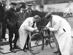 1912 - Vel d'hiv.  Reliability [trials cyclistes], vue du poin?onnage