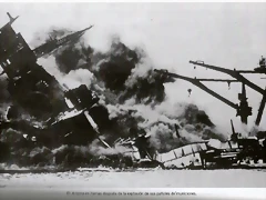 El USS Arizona ardiendo.