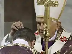 papa-benedicto-xvi-imponiendo-ceniza-300x350