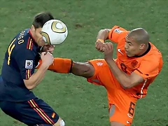 Xabi Alonso recibe una dura entrada de De Jong