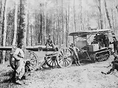 Pieza de artilleria arrastrada por un tractor en Francia. Primavera 1915
