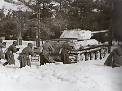 Un tanque T-34 protegiendo a la infantera sovitica n un contraataque.