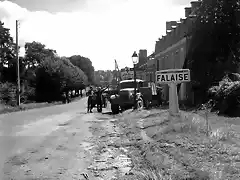 594px-Canadian_soldiers_at_Falaise_town_entrance