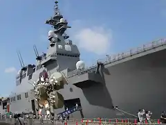 Buque de guerra de la marina japonesa convenientemente decorado para lso tiempos actuales