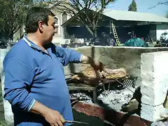 Ruben,  a cargo  del  asado  del  mediodia