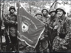 mIembros de la SS Das Reich muestran una bandera sovitica conquistada.