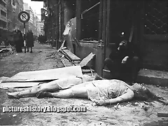 soviet-russian-army-berlin-1945-ww2-second-war-two-incredible-pictures-images-photos Mujeres alemanas yacen muertos en una calle de Berln, en 1945 despus de haber sido brutalmente violadas y asesinadas por lo