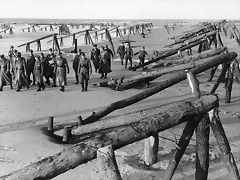 Bundesarchiv_Bild_101I-719-0243-33,_Atlantikwall,_Inspektion_Erwin_Rommel_mit_Offizieren