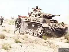 1200px-A_Panzer_III_Ausf._G_of_the_21st_Panzer_Division,_Afrika_Korps_accompanies_the_advancing_infantry_in_Egypt,_May_1942._(49275625756)