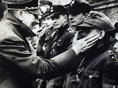 Hitler condecorando nios