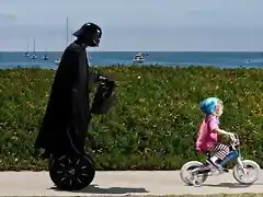 darth-vader-y-nina-en-bici