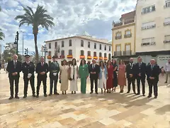 Foto de familia de las autoridades junto con el Teniente de la Guarcia Civil y el Jefe de la Polici&#769;a Local