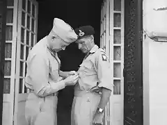 El general estadounidense Eisenhower, comandante supremo de las fuerzas aliadas en Europa, condecora al general britnico Bernard Montgomery