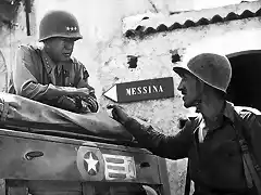 565px-Patton_speaking_with_Lt__Col__Lyle_Bernard_at_Brolo_circa_1943