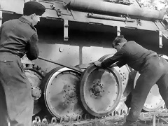 Bundesarchiv_Bild_101I-296-1652-35,_Nordfrankreich,_Montage_am_Pantherlaufwerk