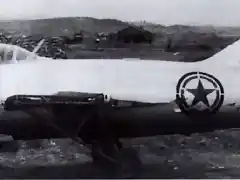 El MiG-15 108023 del 324º IAD resultó dañado en un combate aéreo durante abril de 1951. Se le quitaron las alas y el plano de cola horizontal del avión para poder