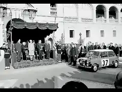 Mini-at-the-Monte-Carlo-Rally-1964-Hopkirk-and-Liddon-Taking-the-Winner-Trophy-1280x960