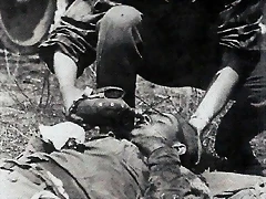 Waffen SS dando de beber a prisionero.