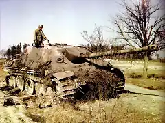 Americano inspeccionando un Panther alemn. 1944