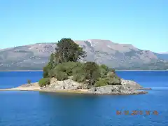 la isla frente a Villa Pehuenia, lago Alumine