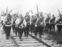 Russian_infantry_1914_railroad