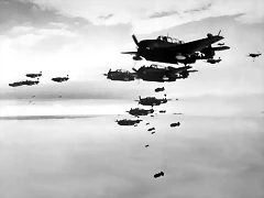 TBM y SB2C del USS Essex bombardeando Hokadate, Japón. Julio 1945 TBM y SB2C del USS Essex bombardeando Hokadate, Japón. Julio 1945