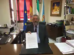El alcalde Francisco Torrecillas mostrando las propuestas