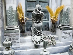 192195-praying-woman-statue-staglieno-cemetery-genoa