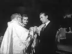 -ordaining-sistine-chapel-paul-vi-tying-up 1967