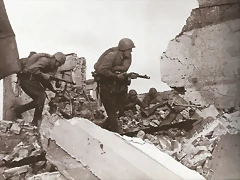 soldados rusos armados con ametralladora PPSh de 7,62 mm. durante las luchas en las callles de Stalingrado