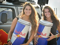 08-01-57-las-chicas-red-bull-repartiendo-alas
