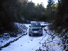 Racso sorteando un torrente en valle nevado