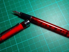 Pluma BEL BOL translucida roja P S M 3 ? -2