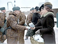 waffen-SS Esta imagen es de los primeros meses de 1945. La cuenta atrs para la derrota alemana haba comenzado. Los muchachos estaban siendo enviados a luchar contra los rusos. Mujeres alemanas Grateful darles