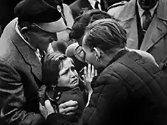 1956 Un alemn hecho prisionero por los soviticos en la II Guerra Mundial se reune con su hija en la Repblica Federal Alemana.