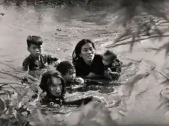 1965 Una madre con sus hijos cruza un rio en Binh Dinht (Vietnam del Sur) para escapar de un bombardeo norteamericano.