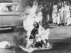 1963 El monje budista Thich Quang Duc se autoinmola en Saign prendindose fuego en protesta contra la persecucin religiosa del gobierno sudvietnamita.