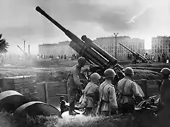 Caon sovietico M1938 de 85 mm en Gorky Park, Moscu. 28 de julio de 1941