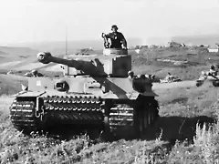 Bundesarchiv_Bild_101III-Zschaeckel-207-12,_Schlacht_um_Kursk,_Panzer_VI_(Tiger_I)